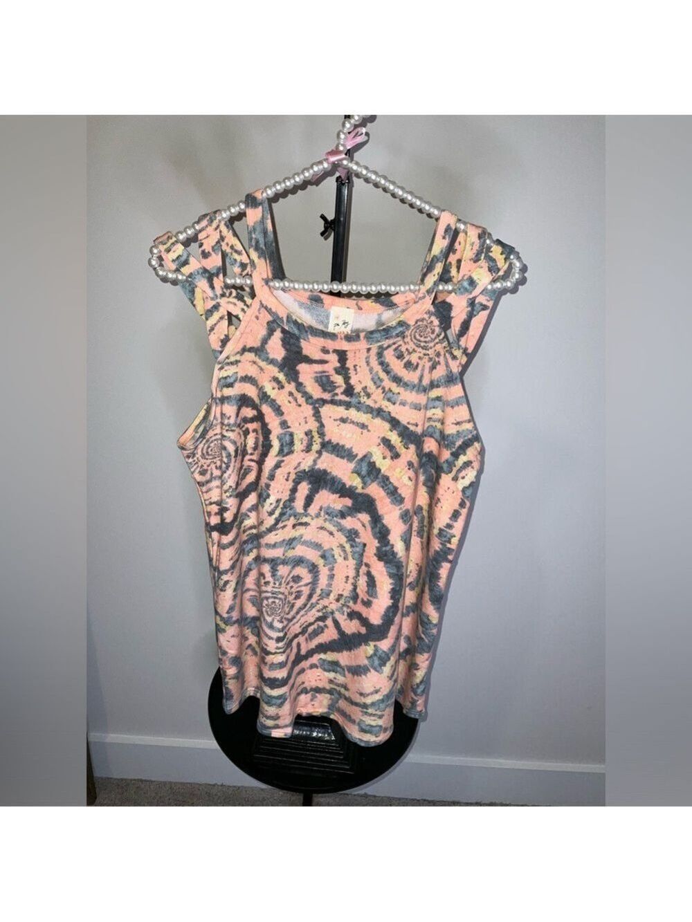 Stylish‎ boutique tank top in size large with a fun print - never worn - summer!